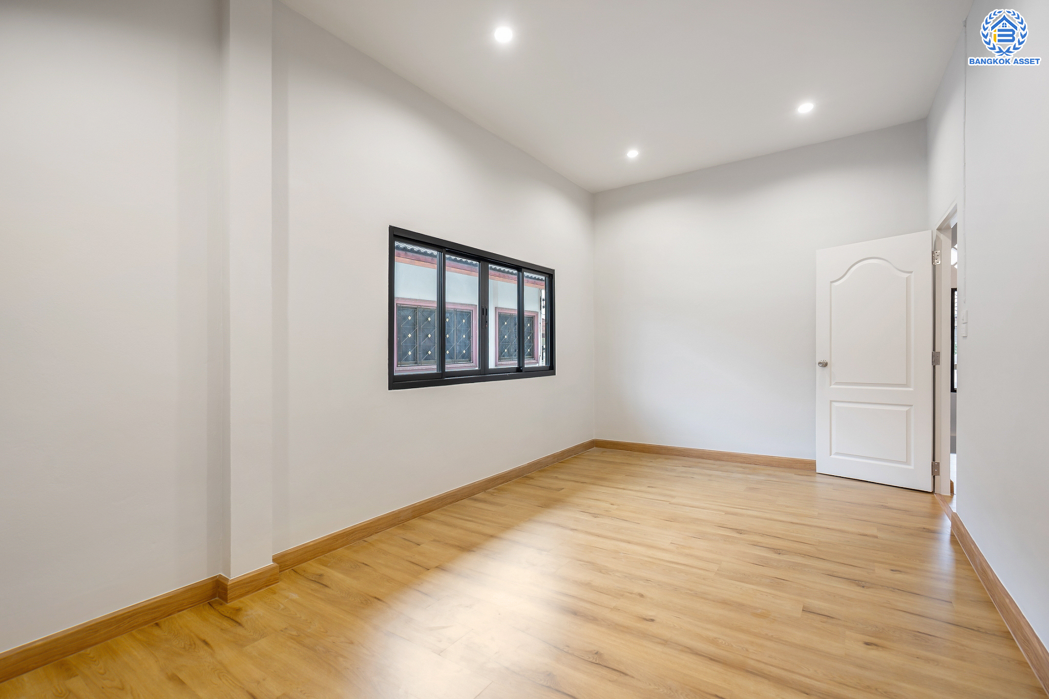 บ้านมือสองตกแต่งใหม่ ม.บูรพา12 ดอนเมือง บ้านเดี่ยว เนื้อที่ 50 ตร.ว. ฟังก์ชัน 4 ห้องนอน 2 ห้องน้ำ จอดรถได้ 2 คัน บนทำเลดีที่สุด ใกล้สนามบินดอนเมือง ทางด่วน "ศรีสมาน" และรถไฟฟ้าสายสีแดง "สถานีดอนเมือง"